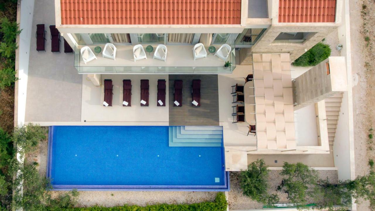 Ana Villa *